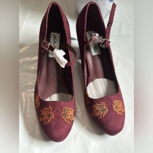 Lulu hum  Athletica Burgundy and Orange embroidery Heels size 9 woman new